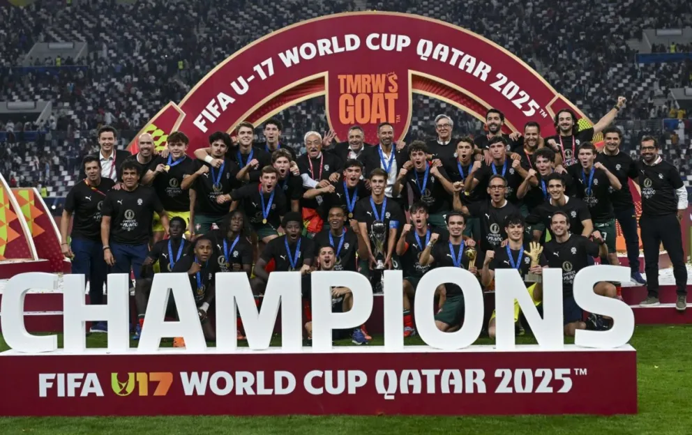 Jugadores, cuerpo técnico y dirigentes de Portugal celebran la conquista del título mundial sub-17. Foto: EFE