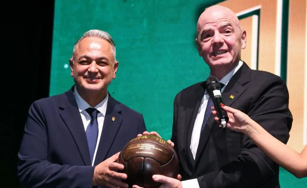 Costa (izq.), titular de la FBF, con Gianni Infantino, presidente de la FIFA. Foto: FBF.
