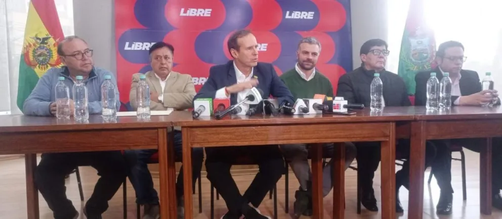 El líder de la alianza Libre, Jorge Tuto Quiroga, en conferencia de prensa, la tarde de este jueves. Foto: DTV