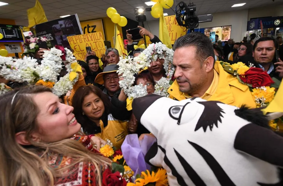 Luis Revilla y su esposa, Maricruz Rivera, a su arribo a La Paz. Una cebra también fue a recibirlos. Foto: Sol. bo
