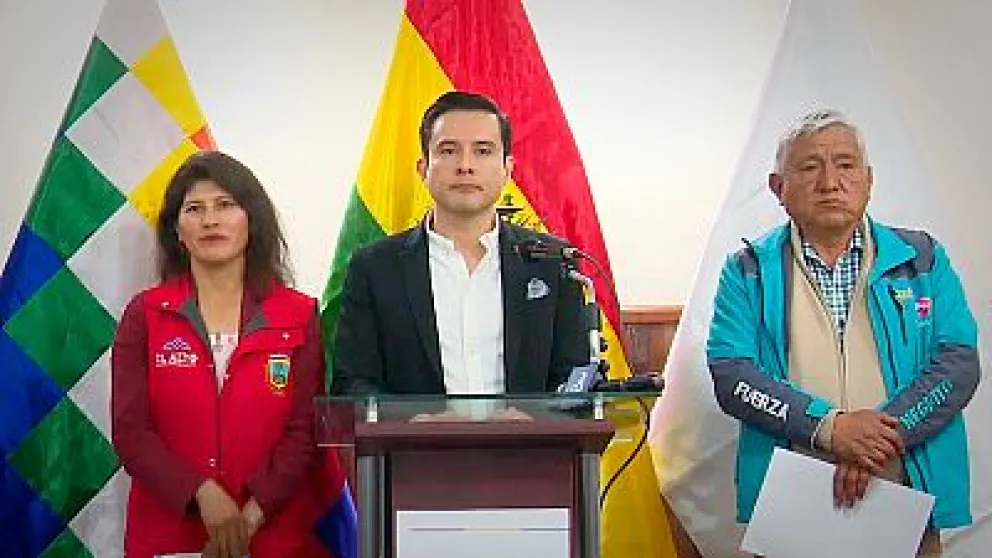 Viceministro de Comercio y Logística Interna, Gustavo Serrano junto a los representantes municipales de El Alto y La Paz. Foto: Bolivia TV 