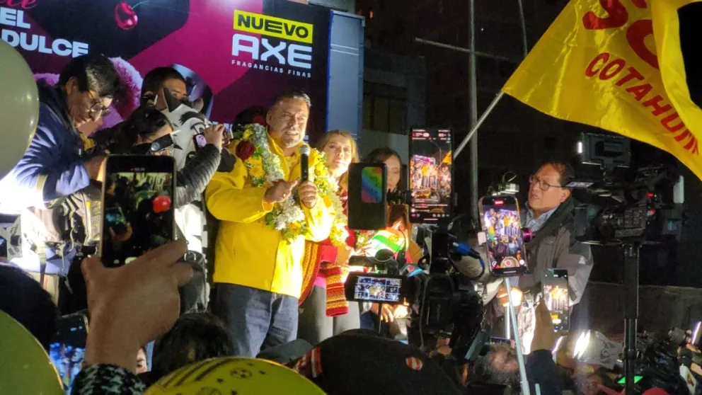 Revilla, durante el acto de su recibimiento en la plaza del Bicentenario. Foto: Gentileza