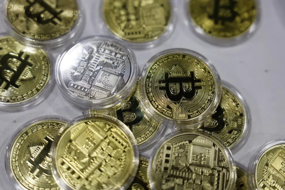 Monedas con el logo de Bitcoin. Foto: EFE