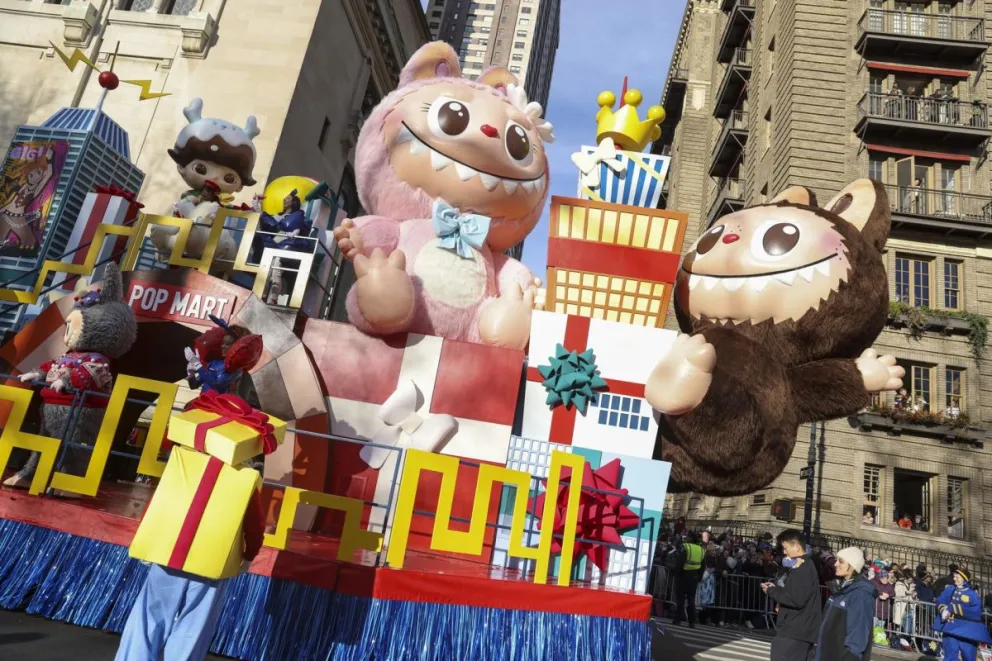 La carroza de Acción de Gracias de Friends en POPCITY con Labubus recorre Central Park West. Foto: EFE