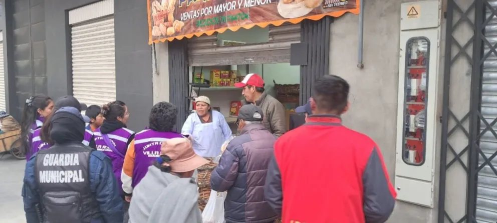 Junto a guardias ediles, la junta vecinal de Villa Adela realiza controles a los puestos de venta de pan. Foto: Alcaldía de El Alto