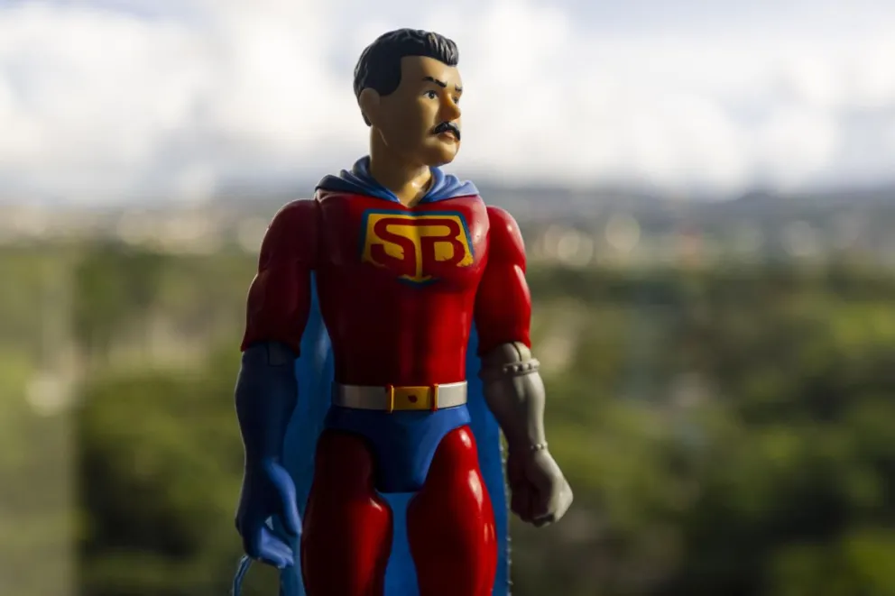 Detalle de la figura de acción "SuperBigote", alusivo al presidente de Venezuela, Nicolás Maduro, en Caracas (Venezuela). Foto: EFE