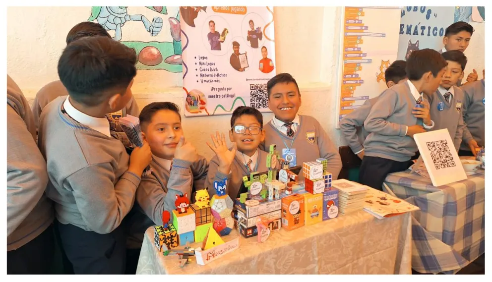 Estudiantes en uno de los stands de la feria, este viernes. Fotos: Visión 360