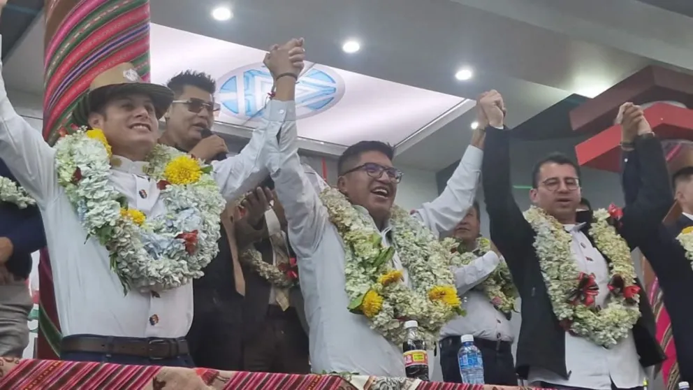 El vicepresidente Edmand Lara, junto al precandidato por la alcaldía de El Alto, Gabriel Mamani, y el exministro de justicia Freddy Vidovic. Foto: Abya Yala