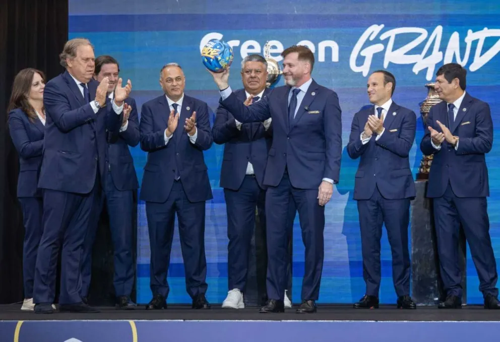 Alejandro Domínguez, presidente de Conmebol, junto a Fernando Costa y otros dirigentes sudamericanos. Foto: Conmebol