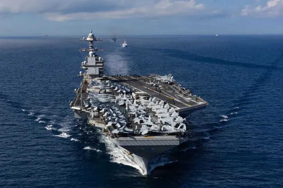 Fotografía cedida por la Marina de los Estados Unidos donde se muestra el USS Gerald R. Ford (CVN 78), el portaaviones más grande del mundo navegando por el Estrecho de Gibraltar el 1 de octubre de 2025. Foto: EFE
