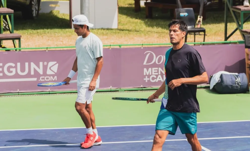 Federico Zeballos (der.) y Juan Carlos Aguilar durante uno de sus partidos en Chile. Foto: Challenger de Temuco