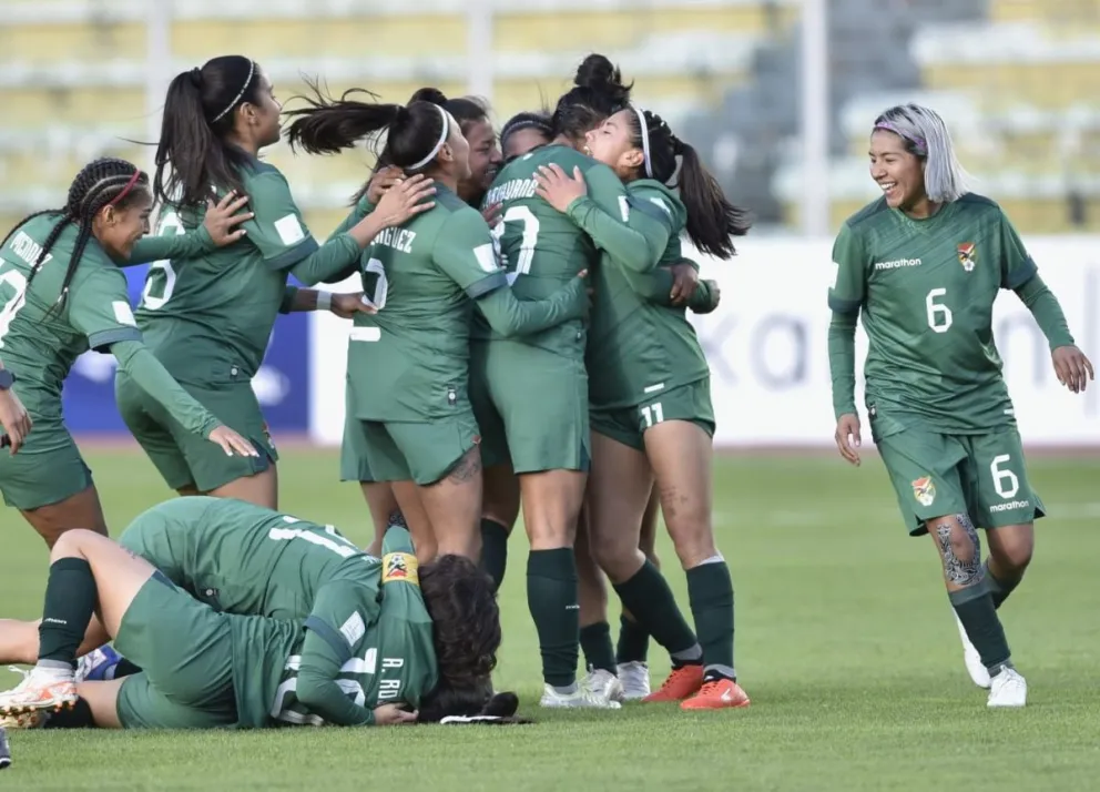 El festejo de las chicas bolivianas después del gol convertido por Sonia Tarihuano. Foto: Agencia Marka Registrada