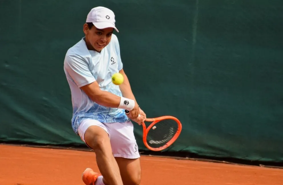 Santiago Lora devuelve una pelota en su partido con el brasileño Henrique Nogueira. Crédito: Club de Tenis La Paz