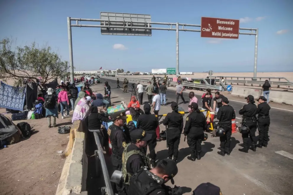 Migrantes esperan en el paso fronterizo de control entre Santa Rosa (Perú) y Chacalluta (Chile), el jueves 27 de abril de 2023. Foto: Ilustrativa / EFE