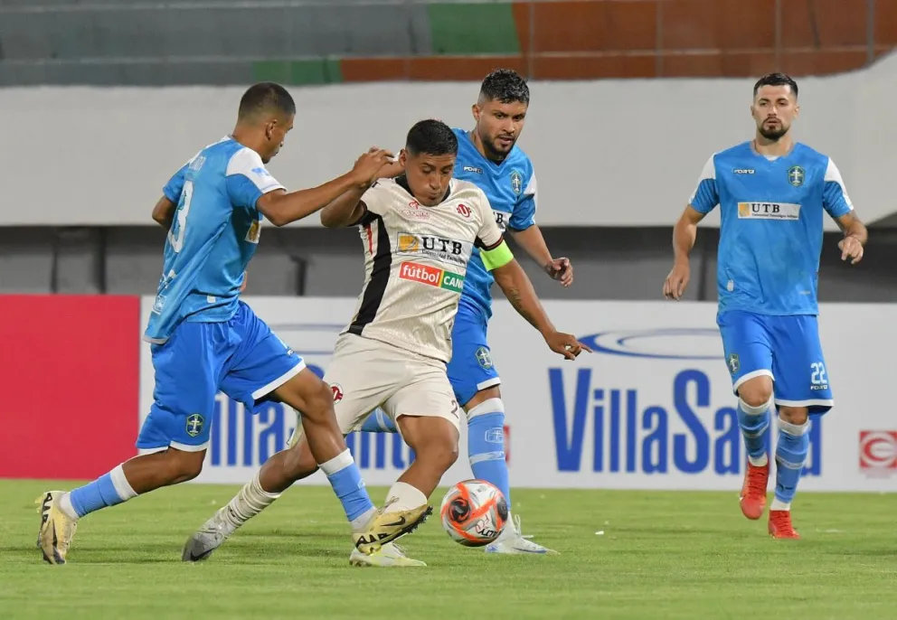 Del partido de la primera rueda entre FC Universitario y San Antonio Bulo Bulo. Foto: APG