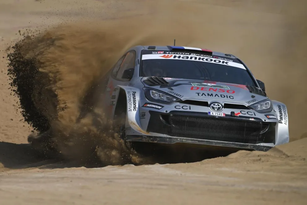 Ogier conduce durante el WRC Rally de Arabia Saudita en Jeddah. Foto: EFE.