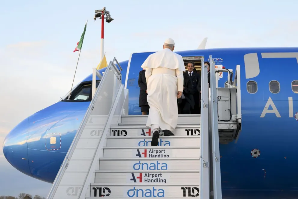 León XIV sube este jueves al Airbus A320 que le trasladó a Turquía y que ahora tiene que ser reparado por el fallo informático que ha señalado el fabricante aeronáutico. Foto: EFE