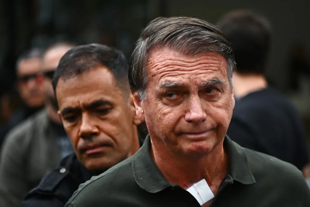 Fotografía de archivo del 14 de septiembre de 2025 que muestra al expresidente de Brasil, Jair Bolsonaro, a su salida del hospital DF Star, en Brasilia (Brasil). Foto: EFE