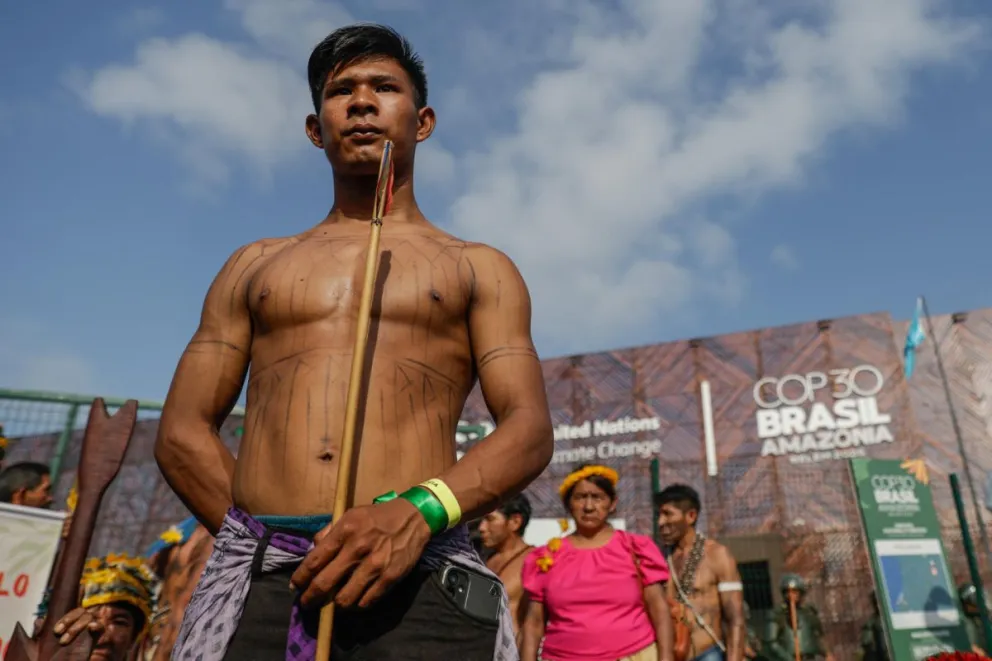 Indígenas del grupo étnico Munduruku protestan frente a la entrada de la Zona Azul de la COP30, en Belém (Brasil). Foto: EFE