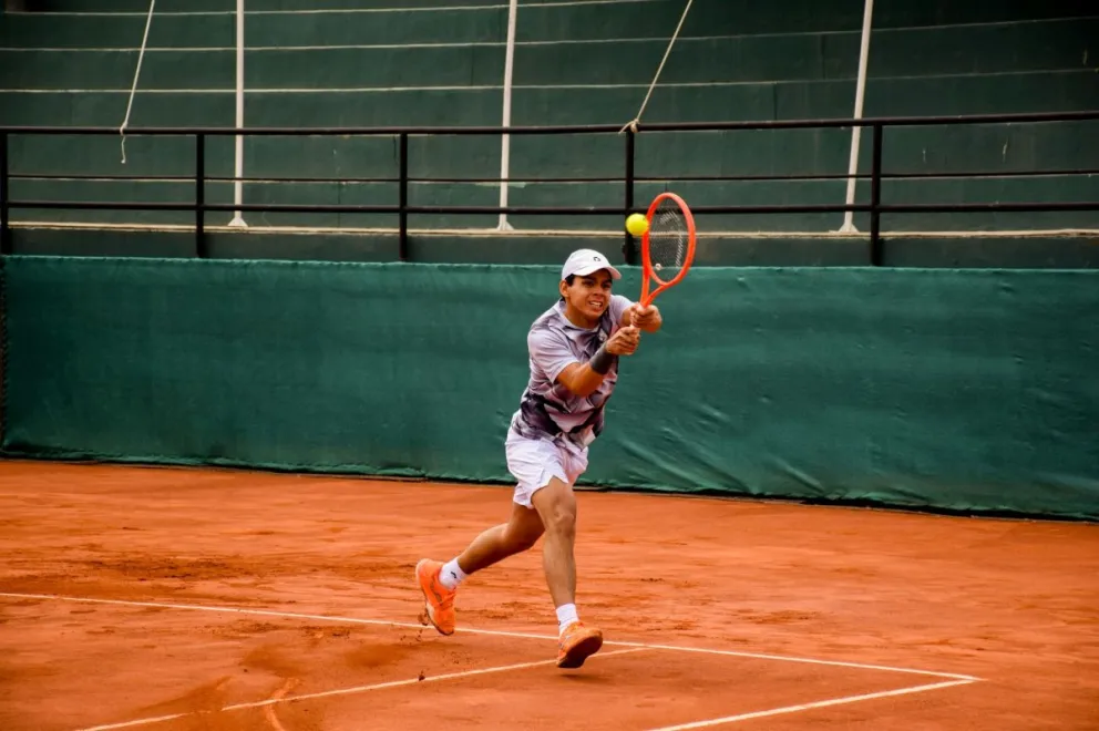 Lora golpea la pelota durante su partido de semifinales. Foto: Club de Tenis La Paz.
