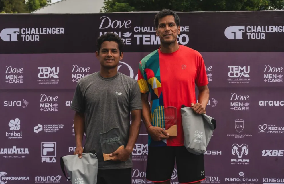 Aguilar (izq.) y Zeballos con sus trofeos de subcampeones en Chile. Foto: Challenger de Temuco.