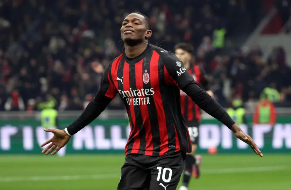 Leao celebra su tanto para el Milan ante el Lazio. Foto: EFE.