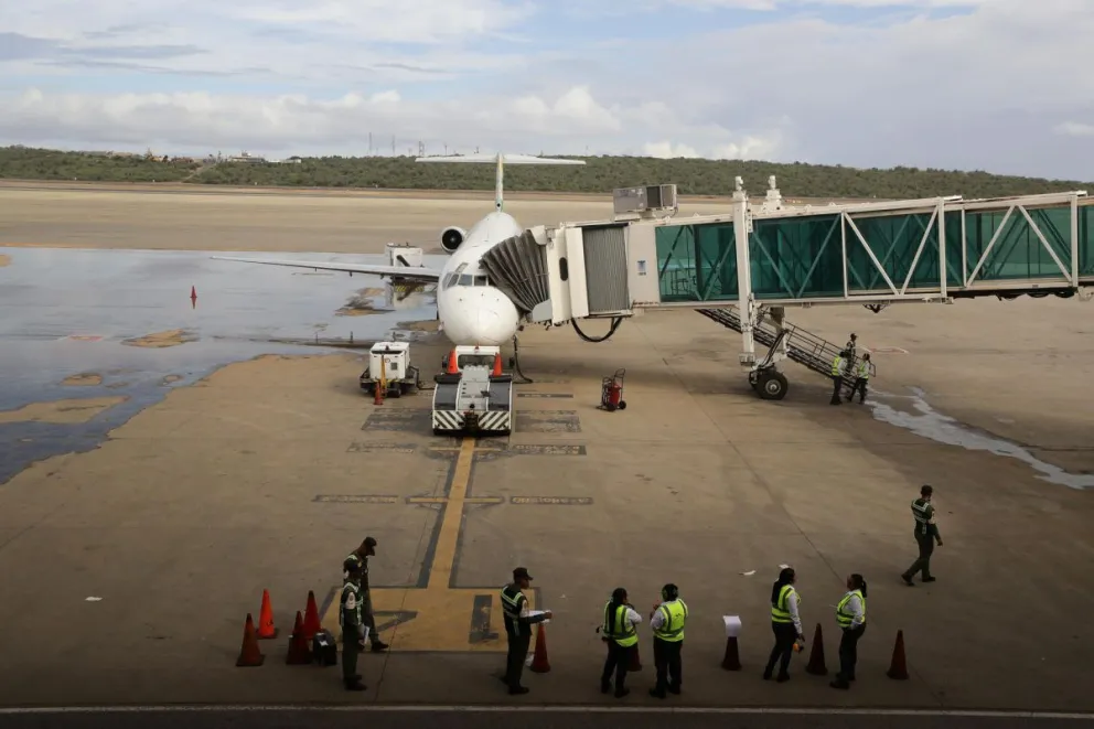 Fotografía que muestra aviones en la pista del aeropuerto internacional Simón Bolívar, que sirve a Caracas, en Maiquetía (Venezuela). Foto: EFE