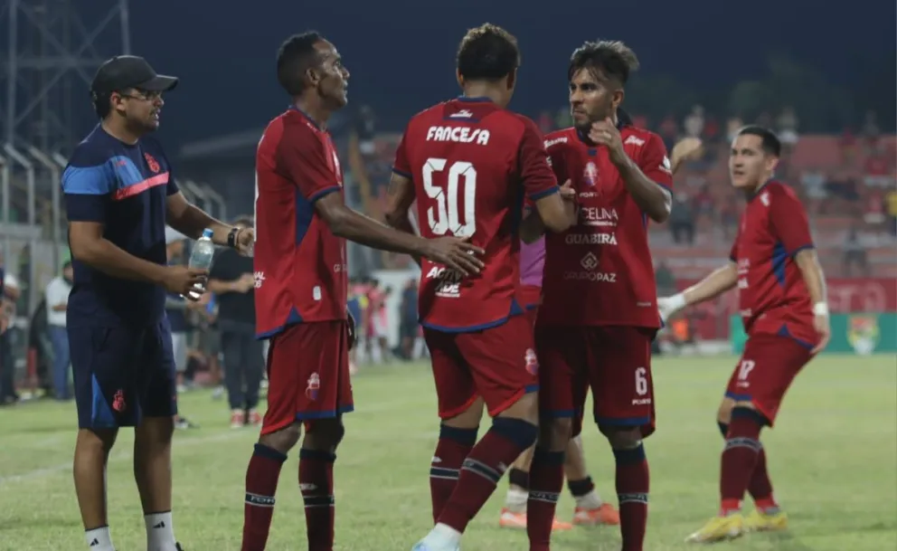 Trindade (50) festeja su gol para Guabirá. Foto: Agencia Marka Registrada.