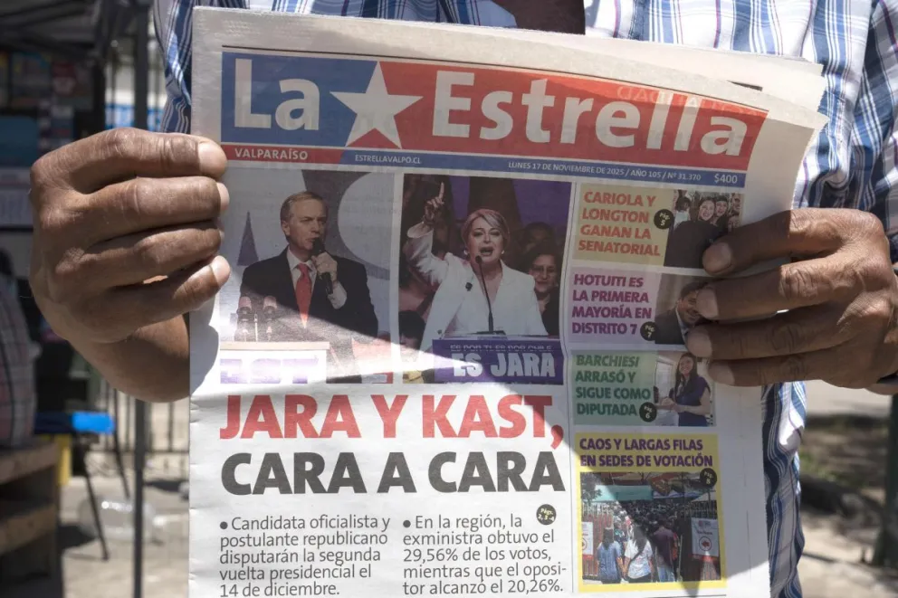 Un hombre sostiene un periódico que anuncia los resultados de las elecciones presidenciales y los nombres de la comunista y candidata del oficialismo chileno Jeannette Jara y el ultraderechista José Antonio Kast. Foto: EFE