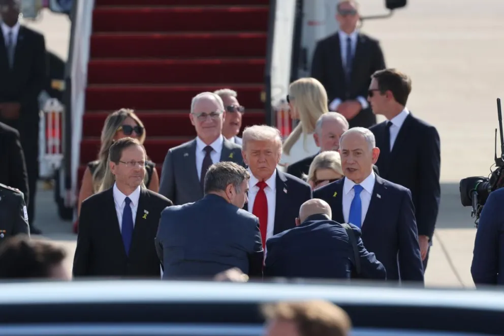 Foto de archivo de la llegada del presidente de Estados Unidos, Donald Trump (C), al Aeropuerto Ben Gurión de Tel Aviv, donde le esperaban el primer ministro israelí, Benjamín Netanyahu (D), y el presidente, Isaac Herzog. Foto: EFE