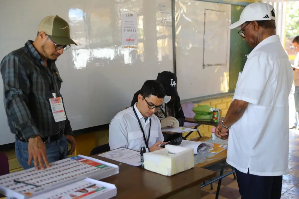 Representantes del Consejo Nacional Electoral de Honduras (CNE) trabajan en un centro de votación este domingo, en Tegucigalpa (Honduras). Foto: EFE