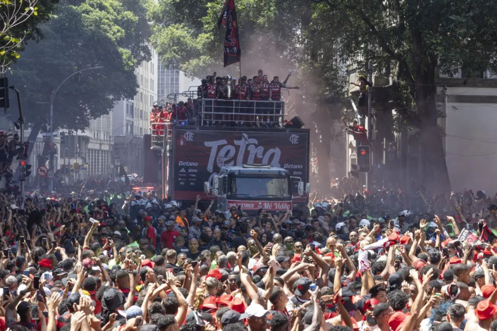 Los jugadores de Flamengo desfilan por las calles de Río durante el multitudinario recibimiento de su hinchada. Foto: EFE.