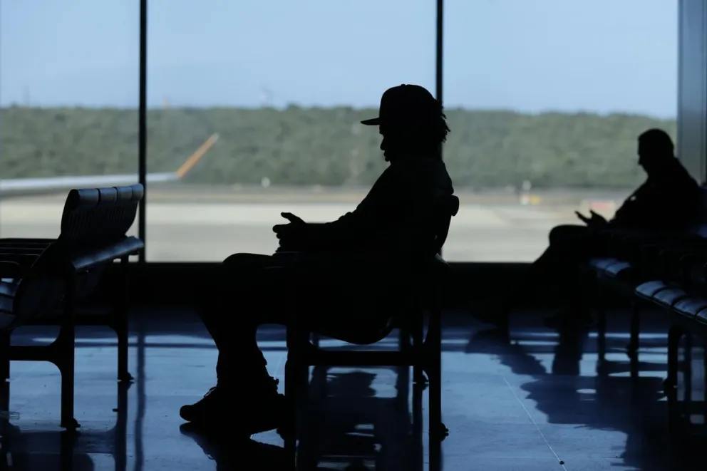Personas esperan en el Aeropuerto Internacional Simón Bolívar este sábado, en Maiquetia (Venezuela). Foto: EFE