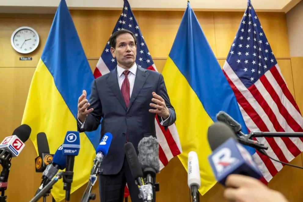 El secretario de Estado de Estados Unidos, Marco Rubio, habla con la prensa al final de las consultas con Ucrania sobre el plan de paz de Trump en la Misión de Estados Unidos en Ginebra, Suiza, el 23 de noviembre de 2025. Foto: EFE