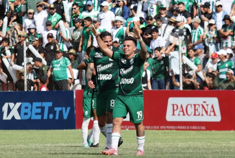 Henry Vaca celebra el gol de chilena que marco en el estadio de Real Santa Cruz. Foto: Marka Registrada