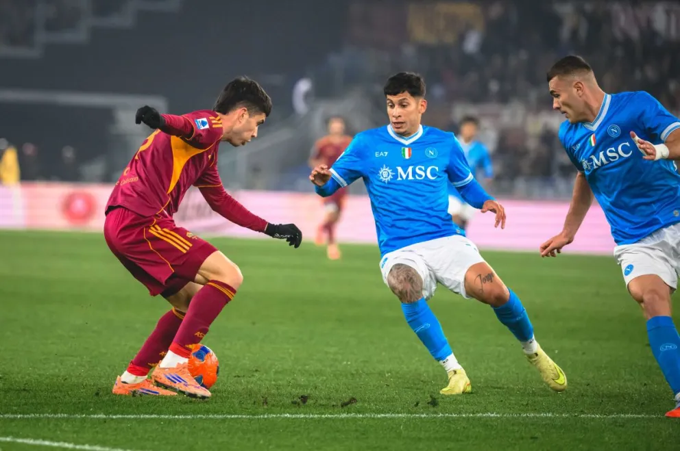 Una incidencia del juego que vencieron los napolitanos. Foto: AR