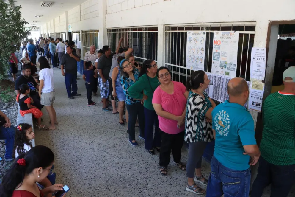 Personas hacen fila para votar durante la jornada de las elecciones generales este domingo, en San Pedro Sula (Honduras). Foto: EFE