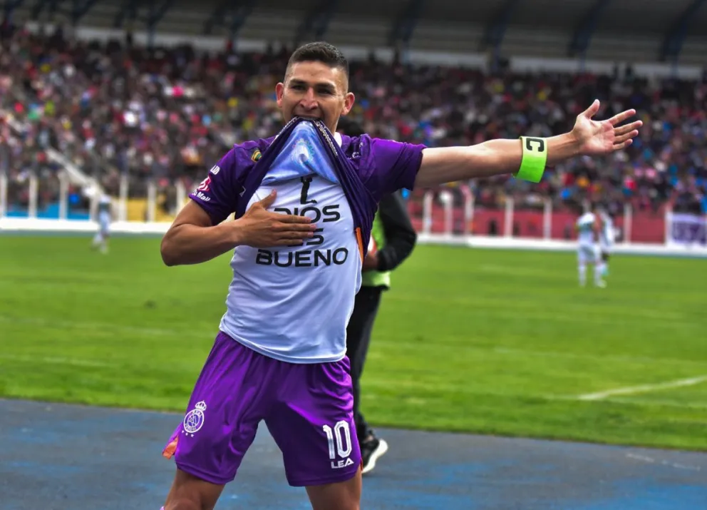 Vladimir Castellón celebra el gol que le marco al elenco cruceño. Foto: APG