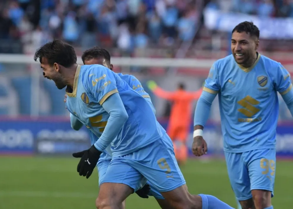 Cauteruccio (izq.) y Batallini festejan sus goles ante el Tigre. Foto: APG.