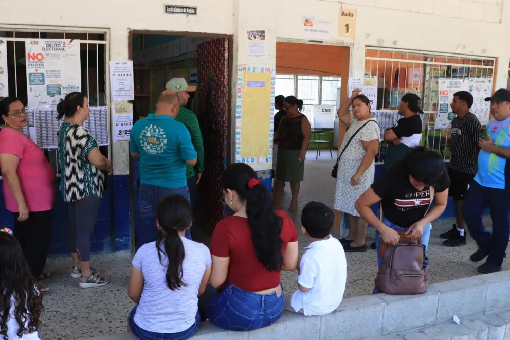 Personas hacen fila para votar durante la jornada de las elecciones generales este domingo, en San Pedro Sula (Honduras). Foto: EFE