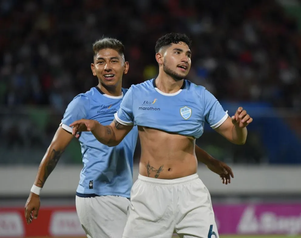 Carlos Sejas, a la derecha, celebra el único tanto del clásico cochabambino. Foto: APG