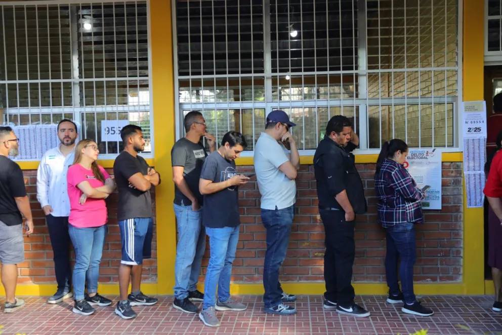 Personas haciendo fila en un centro de votación este domingo, en Tegucigalpa (Honduras). Foto: EFE