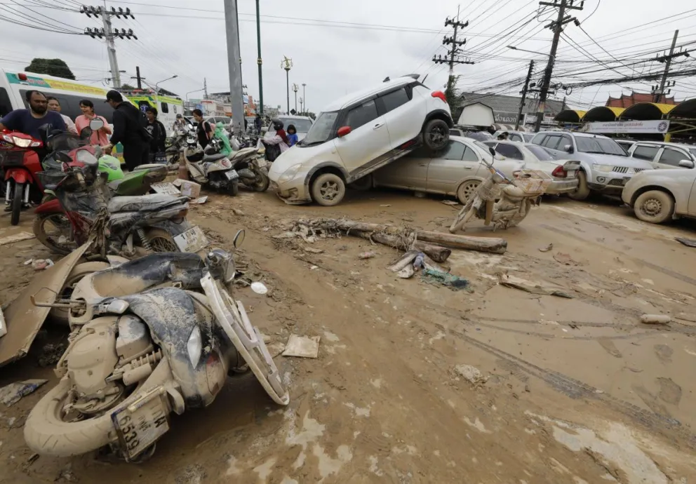 Una pila de vehículos en el sur de Tailandia tras inundaciones. Foto: EFE