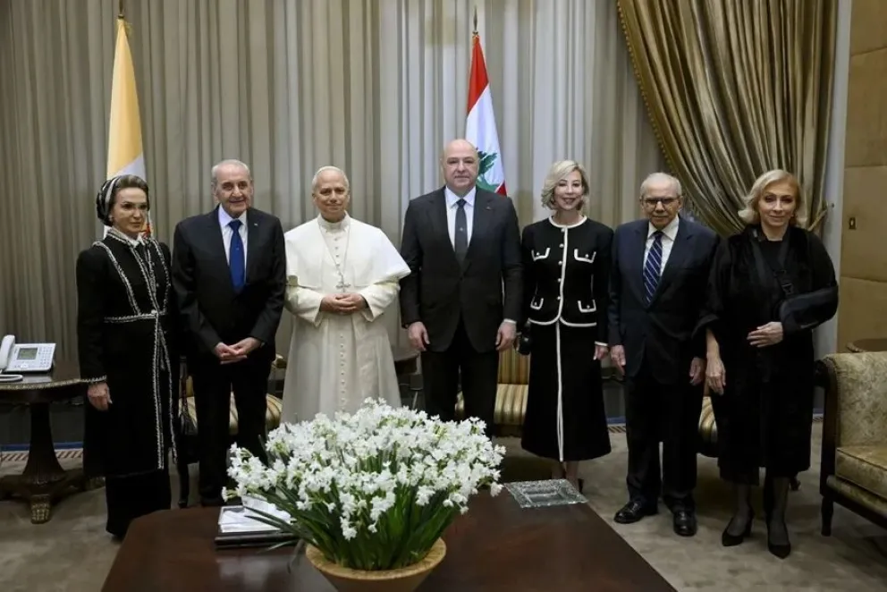 El papa con el presidente del Líbano, Joseph Aoun (centro), y su esposa, Nehmat Aoun y otras autoridades. Foto: EFE