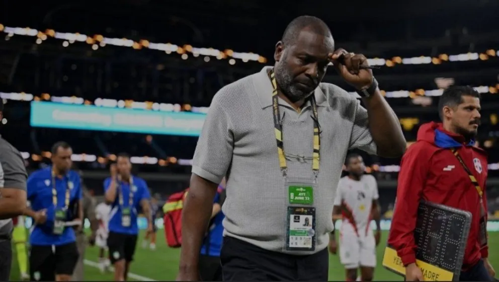 Stanley Menzo renunció al cargo de entrenador de Surinam, rival de Bolivia. Foto: FL