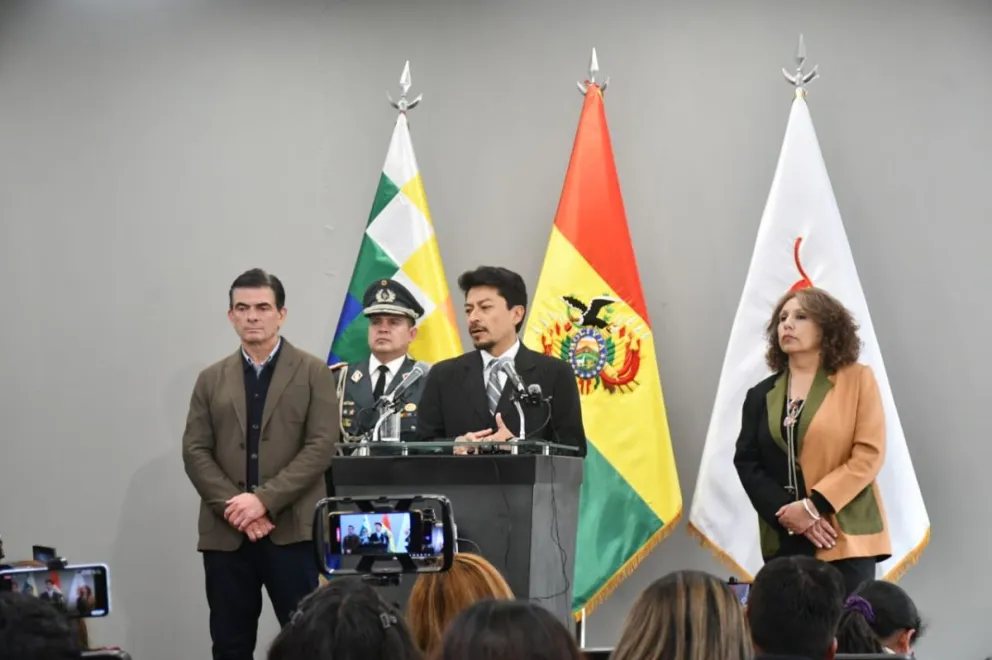 El presidente Rodrigo Paz este lunes, con los ministros de Exteriores y Turismo. Foto: APG