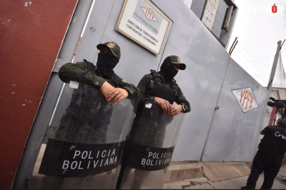Policías la mañana de este lunes en oficinas de YPFB de Cochabamba. Foto: Opinión