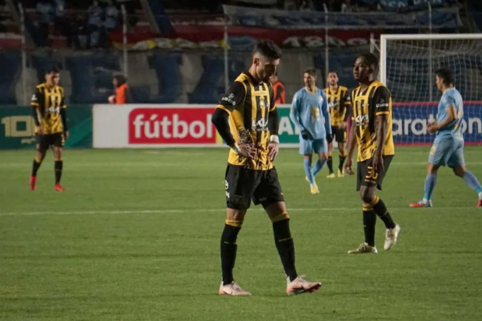 Caras de resignación en los jugadores de The Strongest tras perder el clásico con Bolívar. Foto: APG