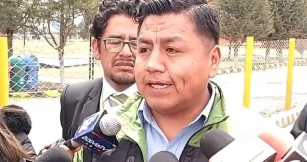 Fiscal Sergio Dávila en su visita a la planta de de YPFB, Senkata