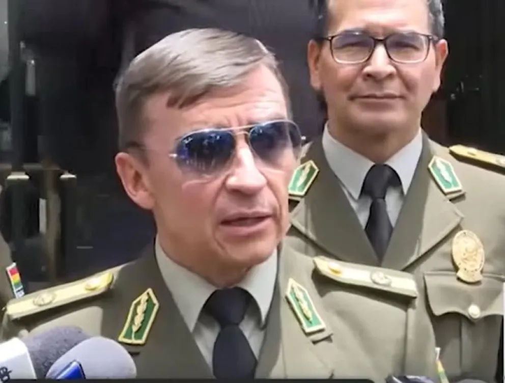 El comandante Sokol al salir de la reunión con el Vicepresidente. FOTO: Captura de video de Bolivia Tv